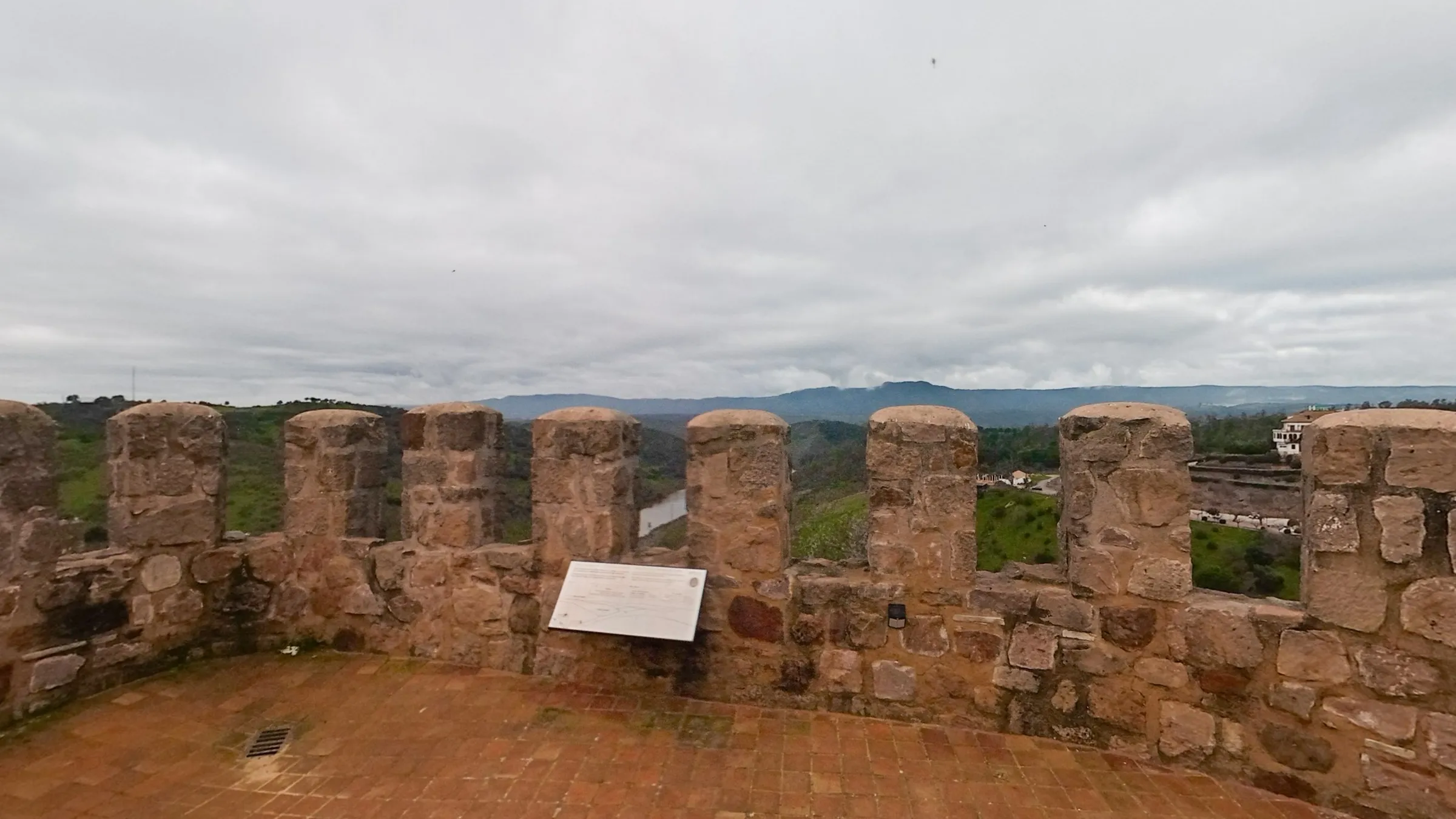Adarve del castillo de Baños de la Encina con sus almenas, visto desde la torre, vista 360°