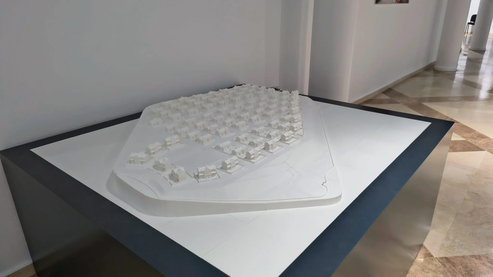 Maqueta táctil impresa en 3D del Barrio Obrero Reina Victoria de Huelva sobre una peana