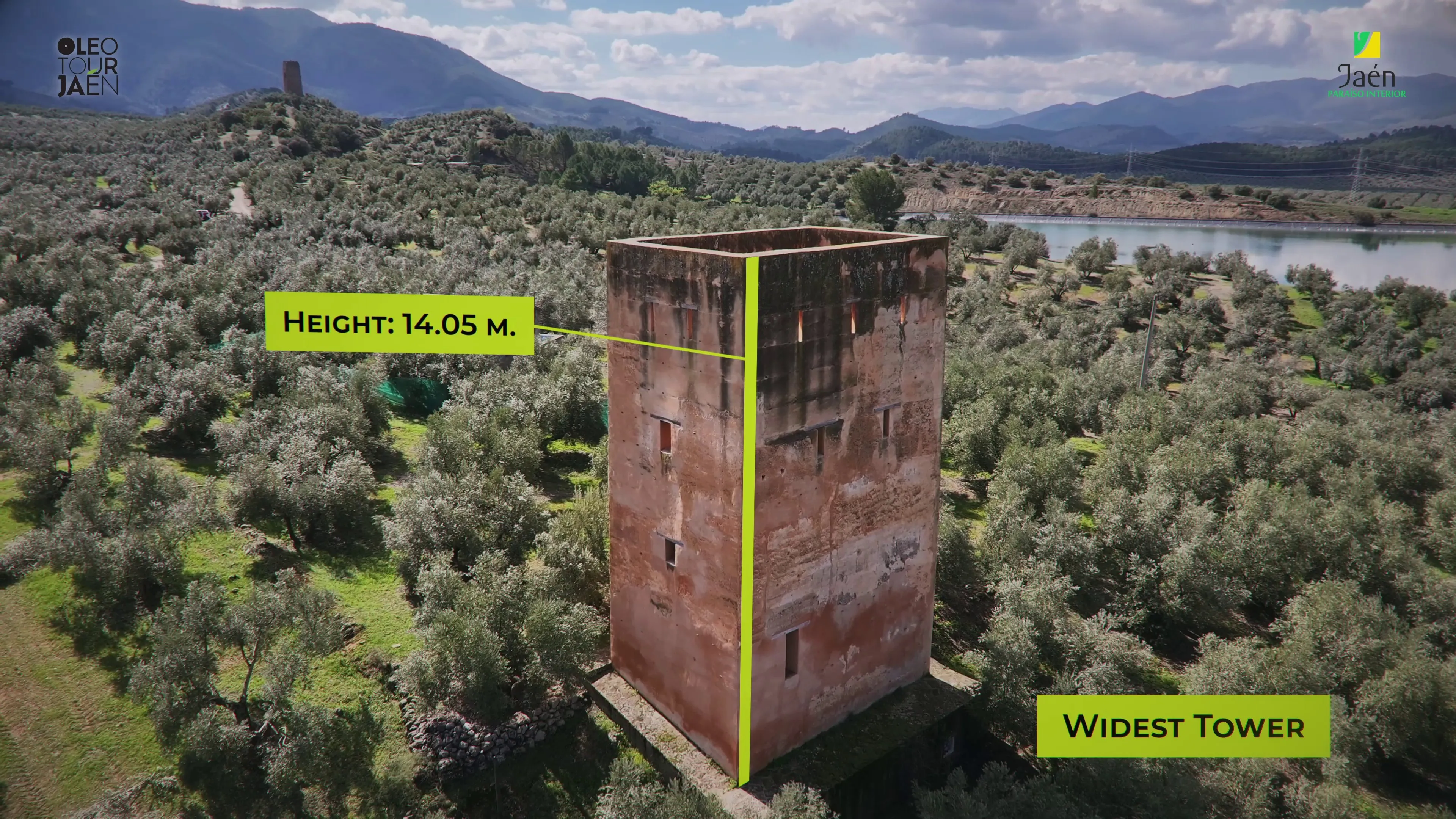 Torre entre olivares con una medición de altura en realidad aumentada: 14,05 m