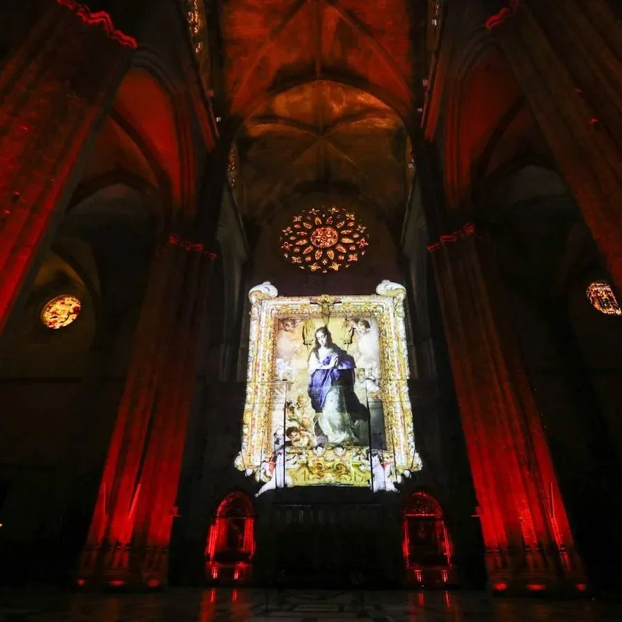Video mapping en rojo sobre la Catedral de Sevilla con una imagen de la Virgen proyectada