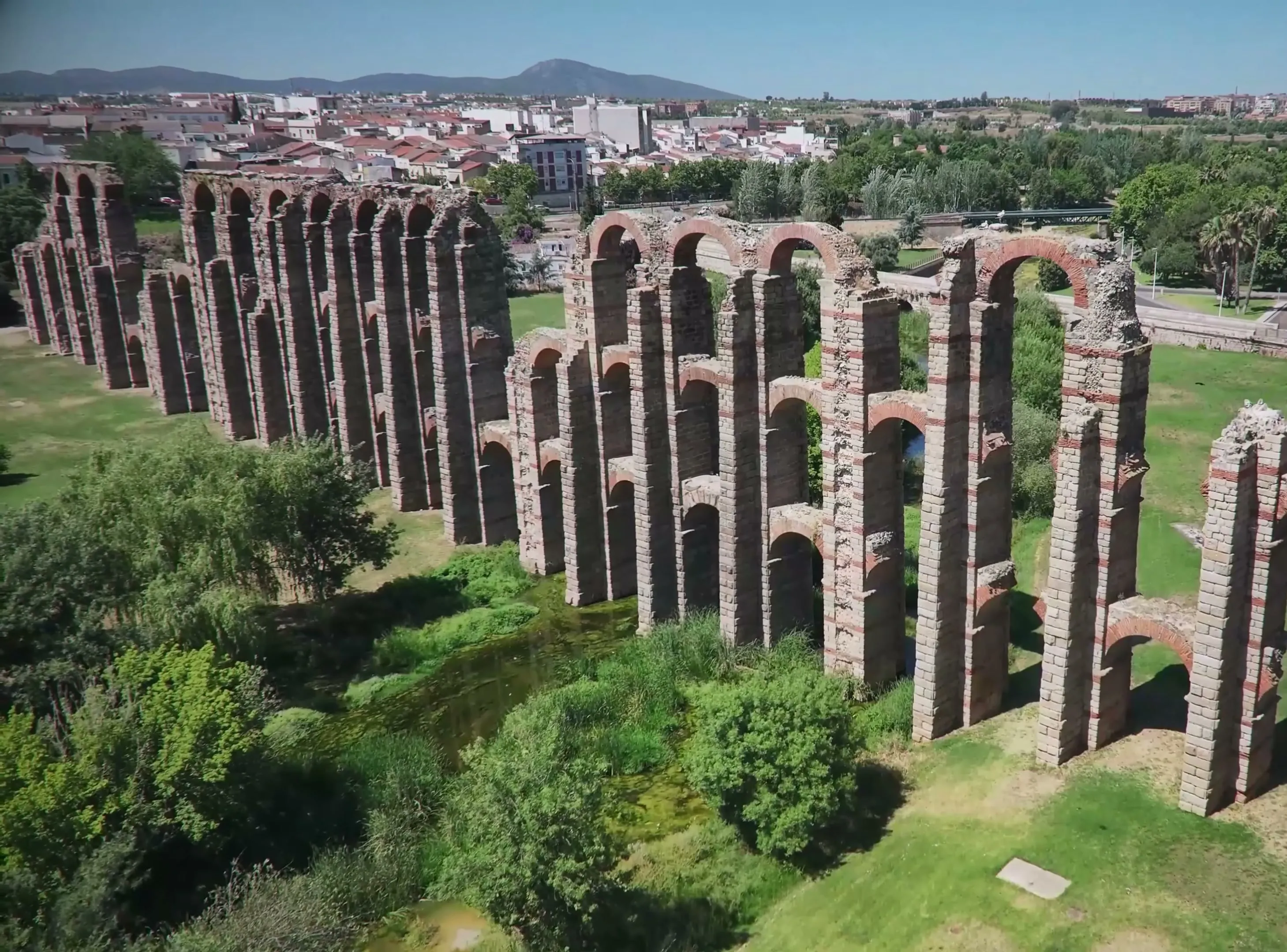 Acueducto de los Milagros de Mérida desde el aire, con la ciudad al fondo