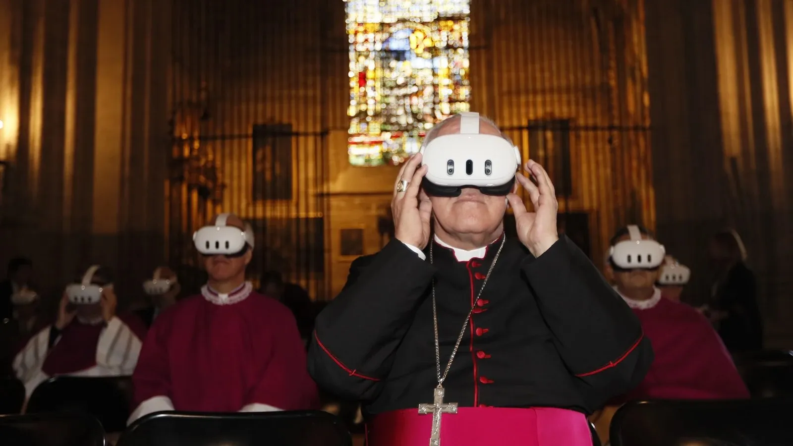 El arzobispo ajustándose el visor de realidad virtual, con el Cabildo detrás