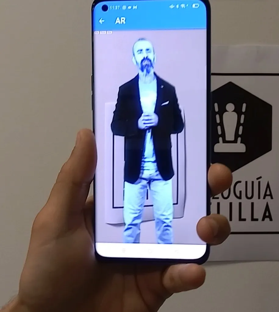 Holograma de un guía visto en un móvil con el marcador de Hologuía Melilla