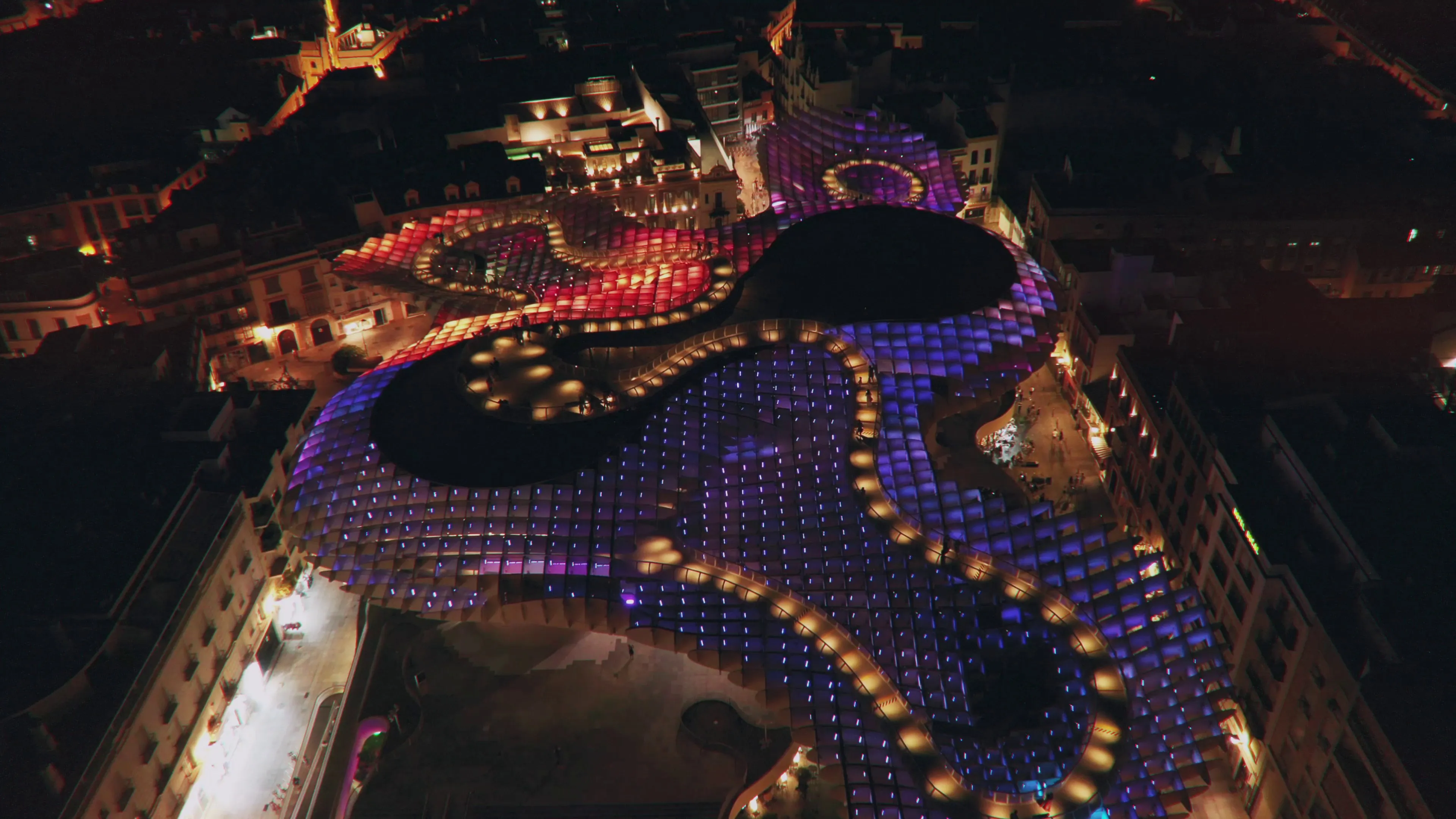 Setas de Sevilla iluminadas de noche desde el aire